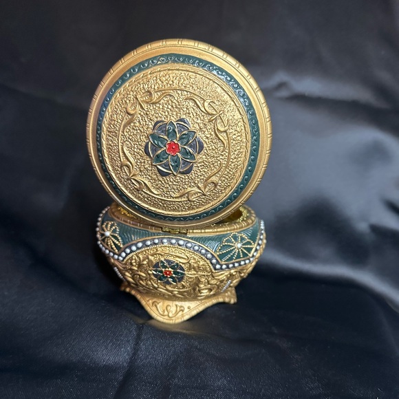 Anastasia Music Box by San Francisco Music Box Company - Picture 4 of 8